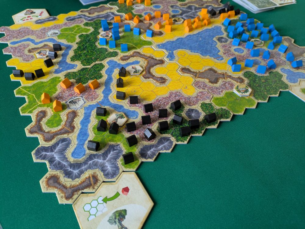 Partida de Kingdom builder en curso, casitas azules, negras y naranjas poblan un mundo de colorinchos en las que las maneras de puntuar quedaron un poco descafeinadas frente a los edificios que salieron (una posada, una granja, una torre y un establo): grupo más grande dentro de cada cuadrante, grupos separados y el que más tenía dentro de los que menos tiene.