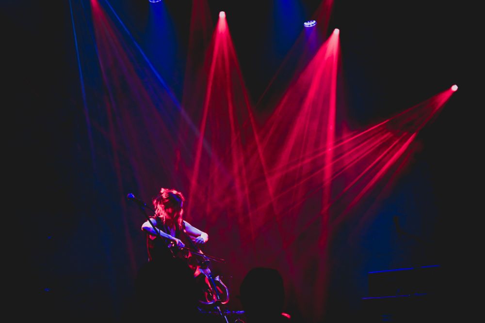 Jo Quail performing solo cello and live loops at Meet Factory in Prague, photographed by Ireneusz Knyziak 