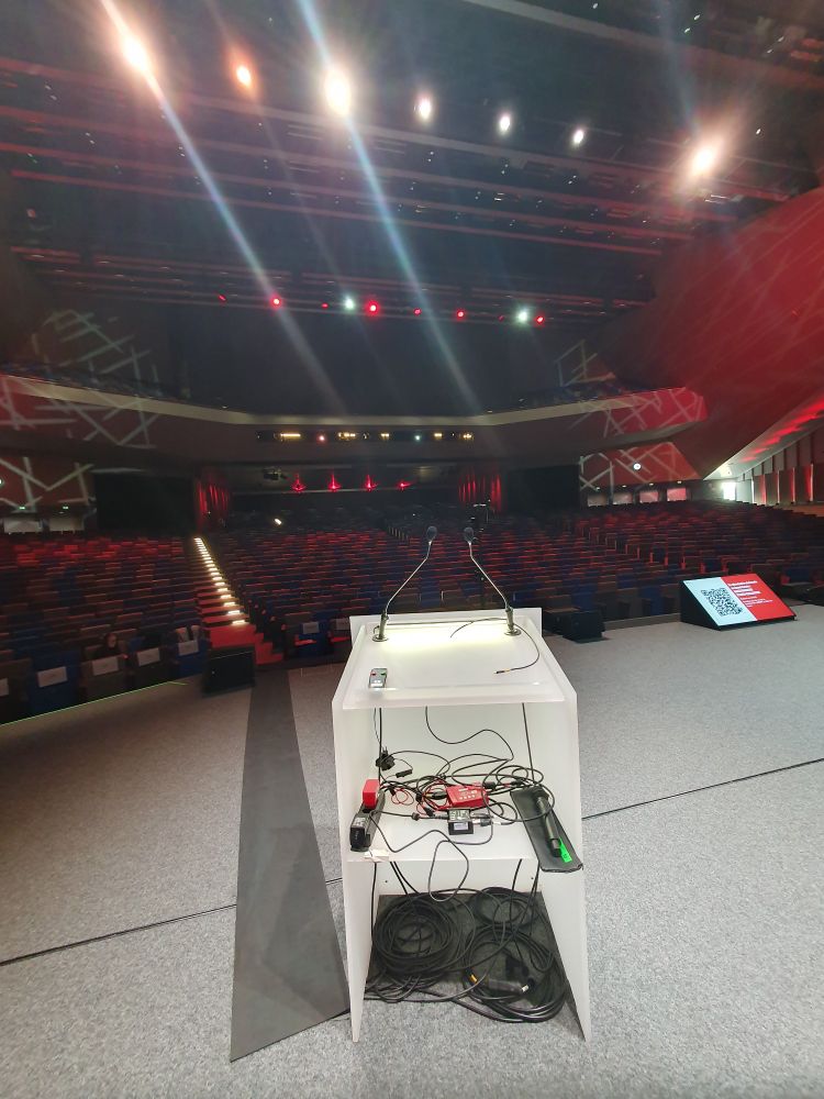 Vue d'un auditorium vide, depuis la scène 