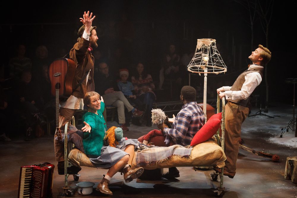 Hansel & Grettel production shot by Theatre Centre 