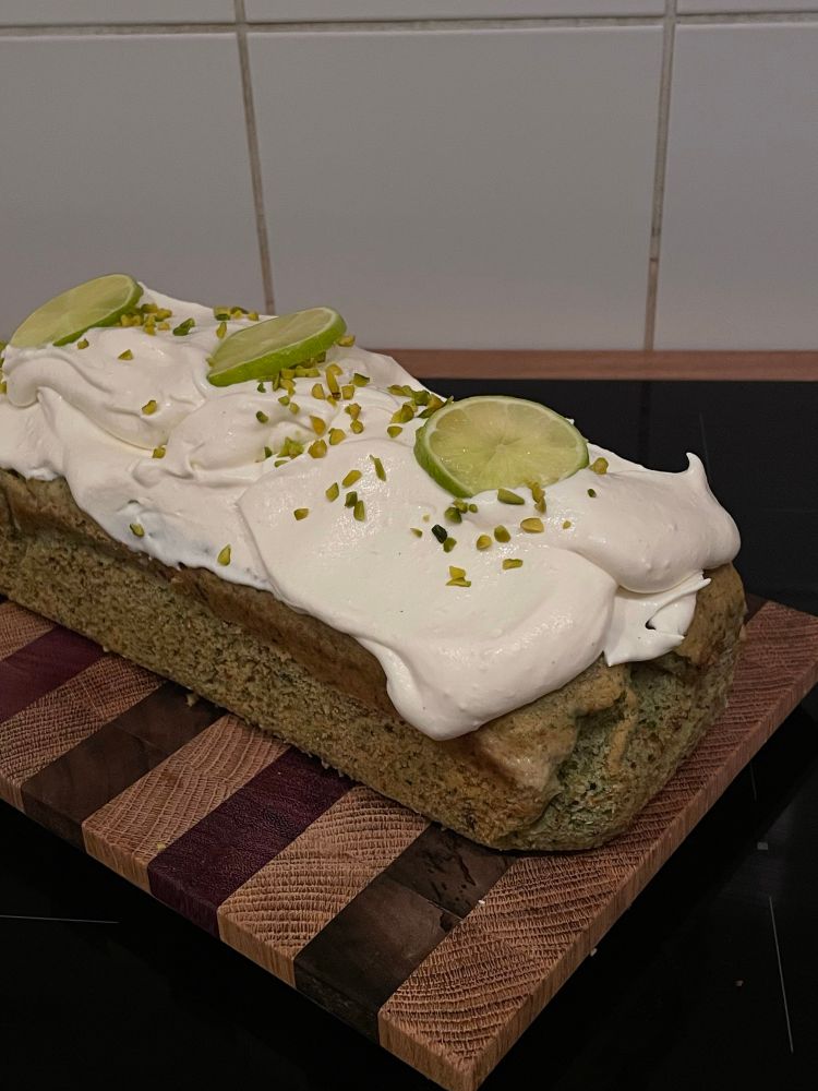 Pistazien Limetten Kastenkuchen mit Sahne (vegan)