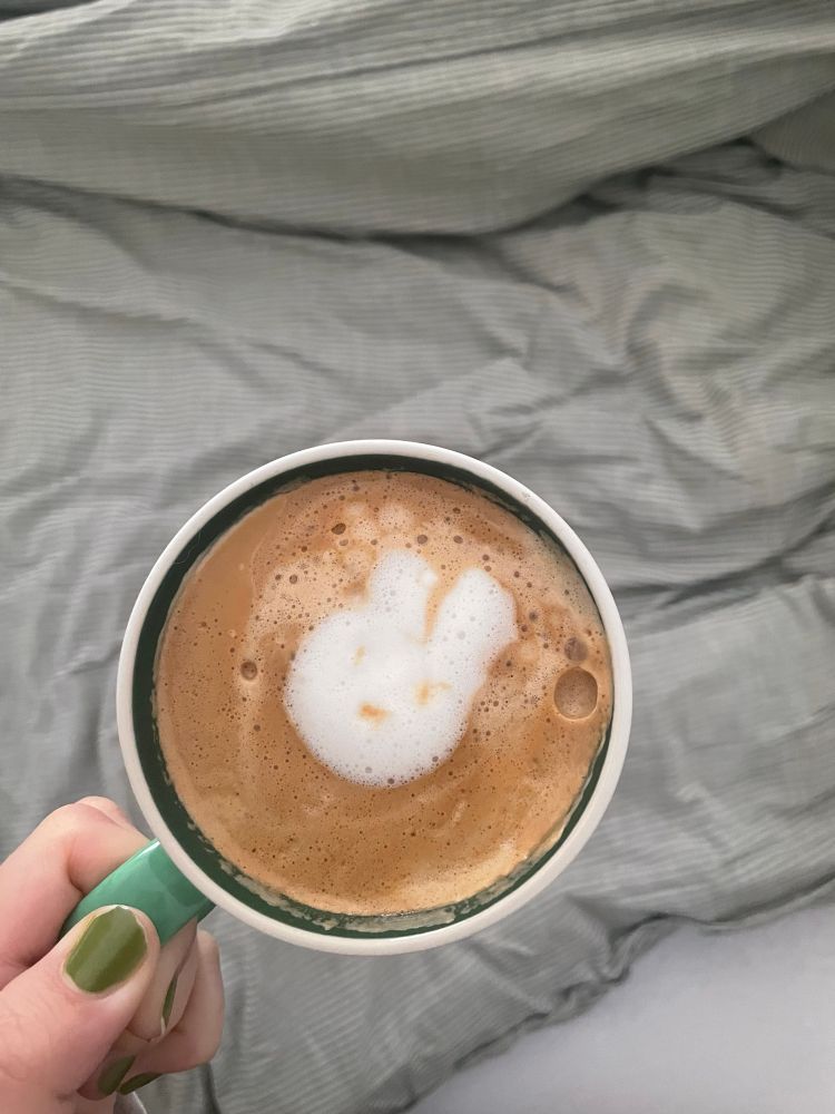 eine tasse cappuccino mit milchschaum in form von dem hasen miffy