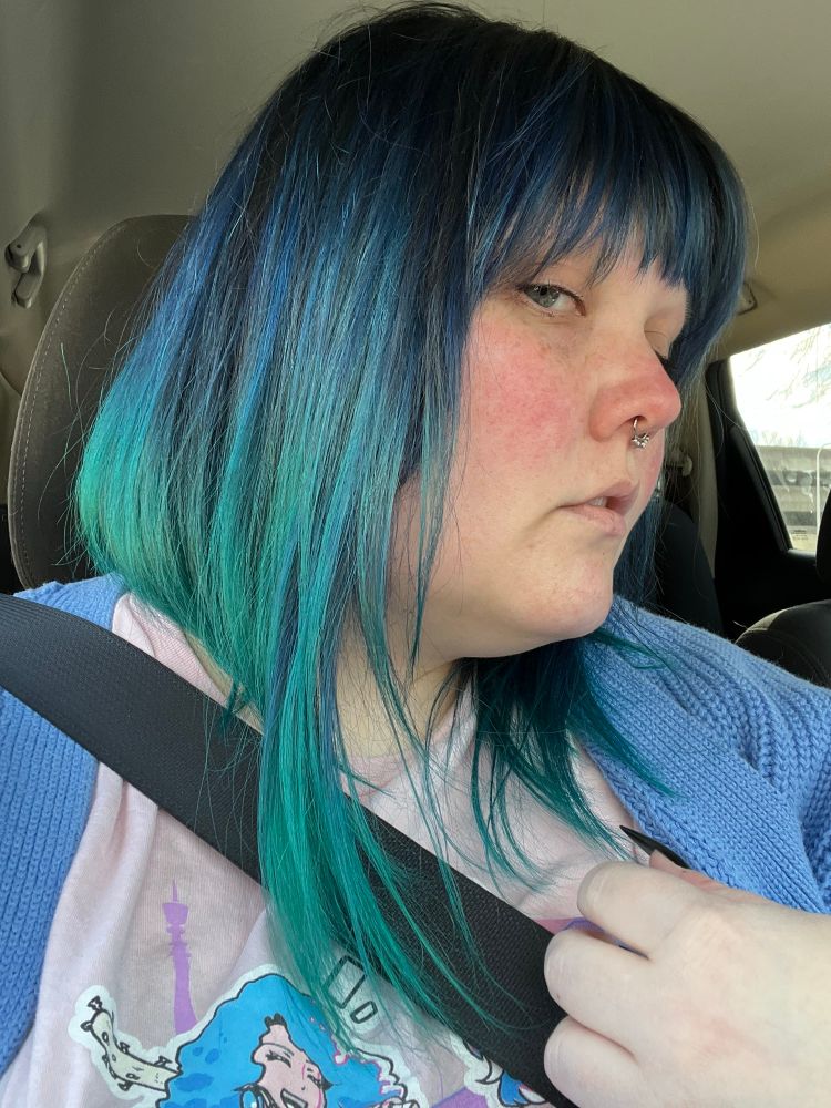 This is the view from the side. I’ve kept the diagonal bob cut as well, and will hopefully get my side pieces to be longer so I can get to a more Ramona flowers look. 