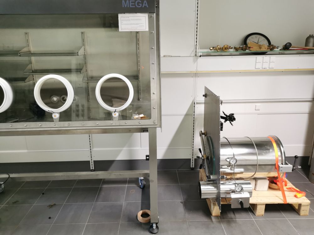 Dismantled glovebox. 