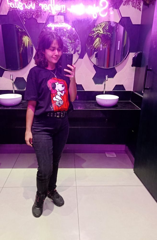 Uma selfie vestindo uma camiseta com arte de @magdiel 