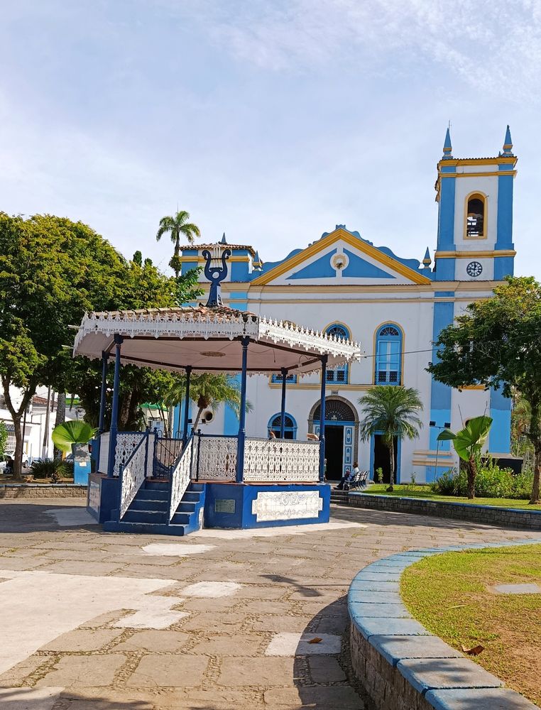 Praça da Igreja Matriz de Ubatuba SP, com Coreto. Céu azul, dia ensolarado.