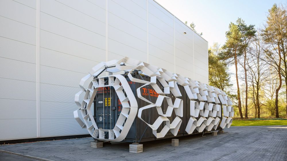 The FLEXhab container next to the LUNA hall in Cologne.