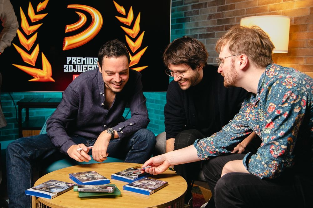 El otro día se vinieron a los #Premios3DJuegos la buena gente de  @sandfallgames.bsky.social a hablar de #Expedition33 y recibir algún que otro premio. Aquí, un momentazo con ellos.