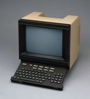Un minitel à clavier tiroir