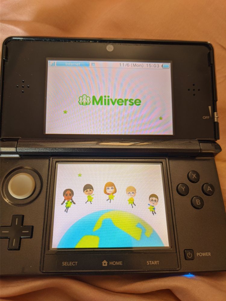 A picture of a 3DS loading Miiverse