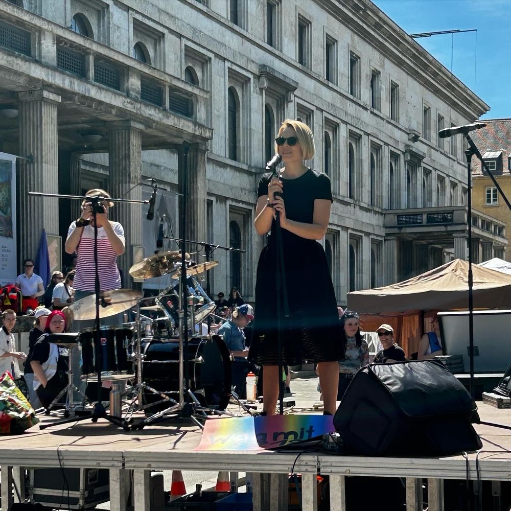 Laura auf der Bühne der Demo bei ihrer Rede