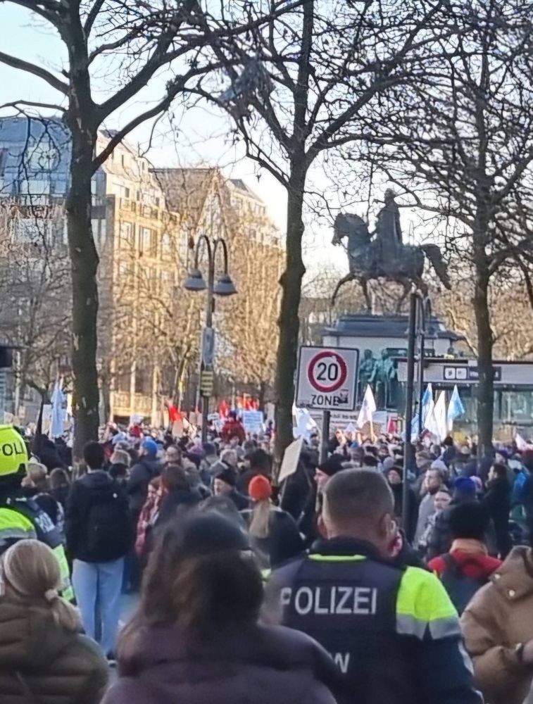 Zu sehen ist der Heumarkt in Köln mit vielen Demo Teilnehmerinnen