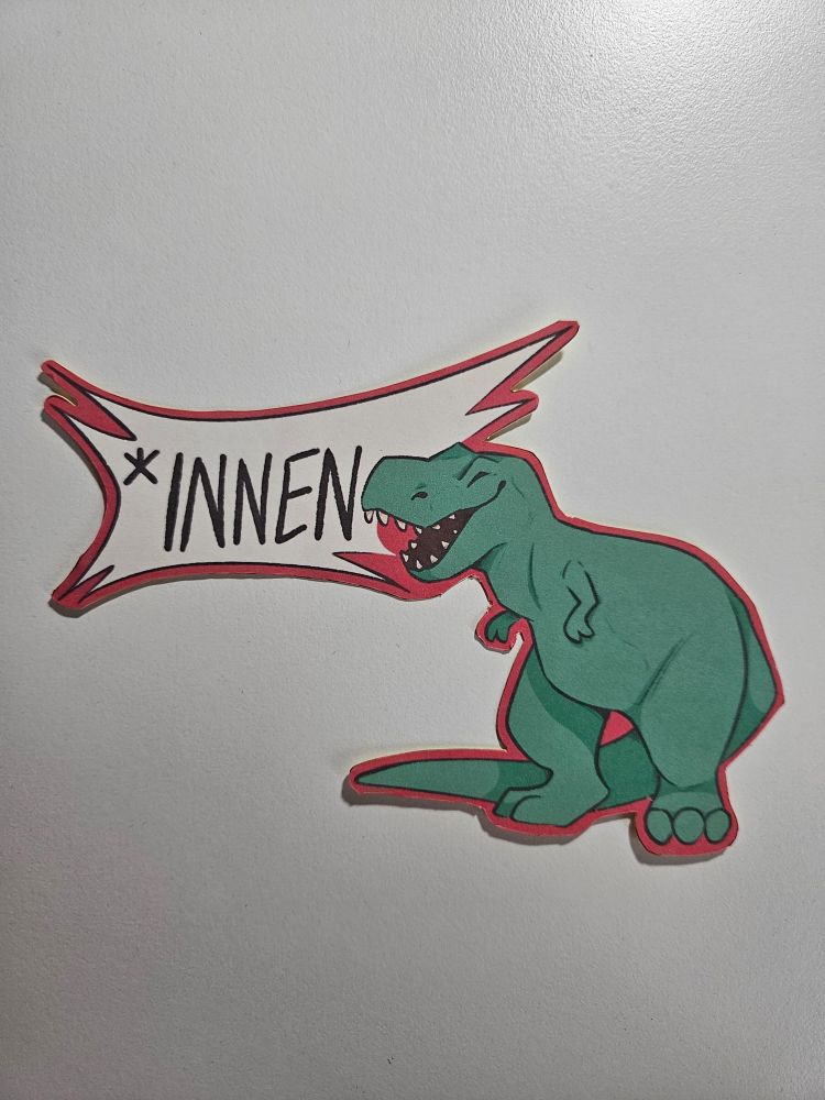 Ein türkis-farbener T-Rex schaut nach links und hat den Mund auf. In einer Sprechblase die Schreien impliziert steht in großen schwarzen Buchstaben "*innen".