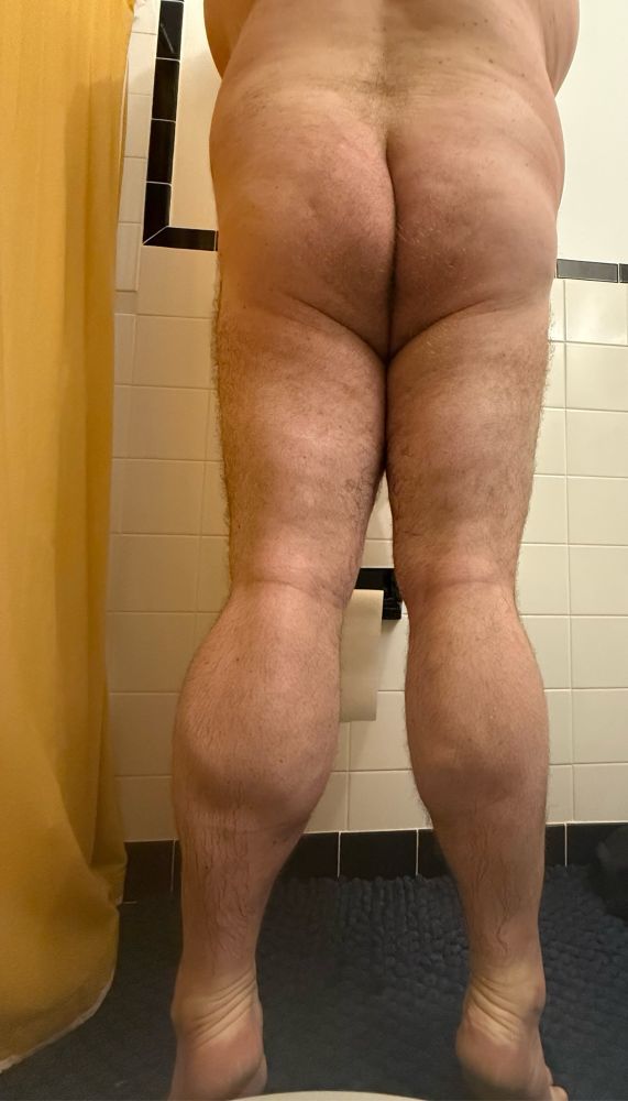 Picture of really sexy men’s calf muscles. 