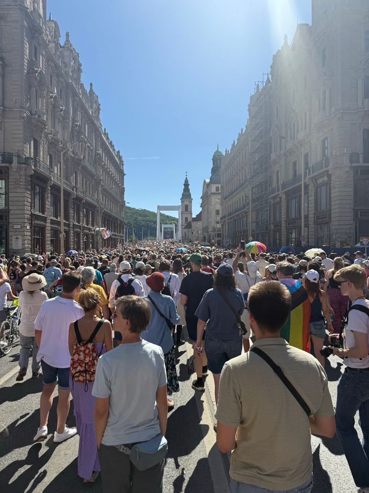 Tausende Menschen sind bei Sonnenschein auf den Straßen Budapests anlässlich des CSD unterwegs. 
