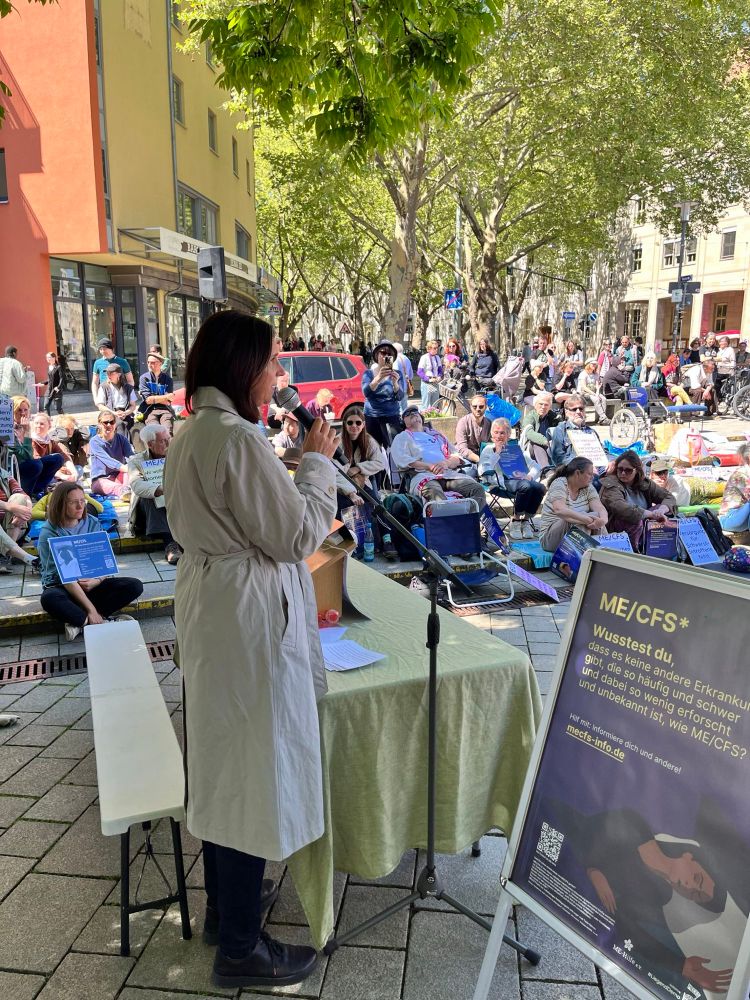 Katrin Göring-Eckardt spricht bei der Liegend Demo auf dem Holzmarkt Jena.