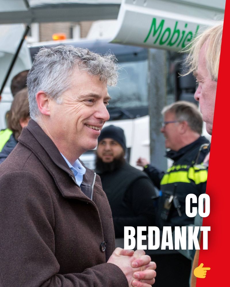 Foto van Co Engberts met in gesprek met de bewoners van het schammenkamp tijdens de een jaar herdenking, met de tekst "Co bedankt"