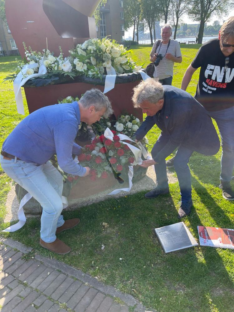 PvdA Rotterdam fractievoorzitter Co Engberts en Sp fractievoorzitter Theo Coşkun leggen een bloemstuk 