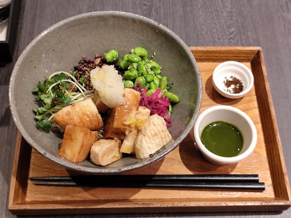 豆腐ハンバーグゆずおろしのどんぶり
豆腐ハンバーグ / ブロッコリー / 枝豆
柴漬け / キヌア雑穀ミックス / ゆずおろし
ゆず / かいわれ / 五分づき米