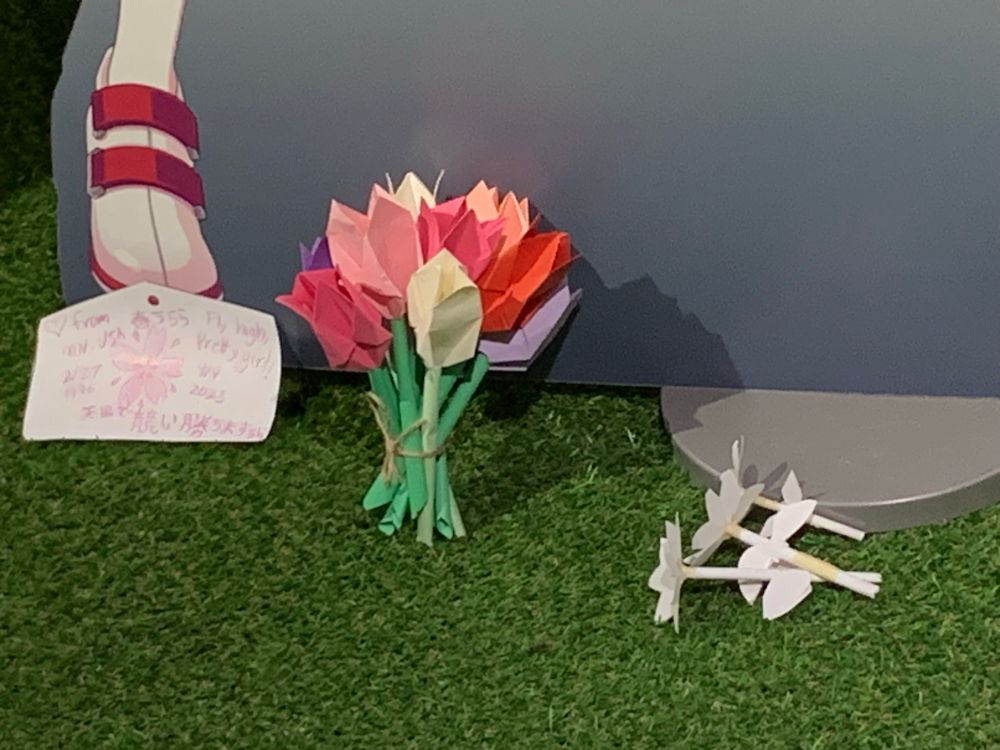 The prior image, zoomed in to the paper flowers.