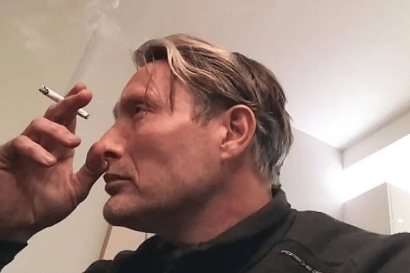 Mads Mikkelsen fumando, el clásico meme de "cine"