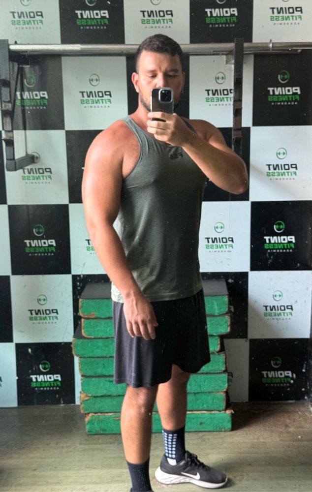 eu na frente do espelho da academia tirando foto de mim mesmo