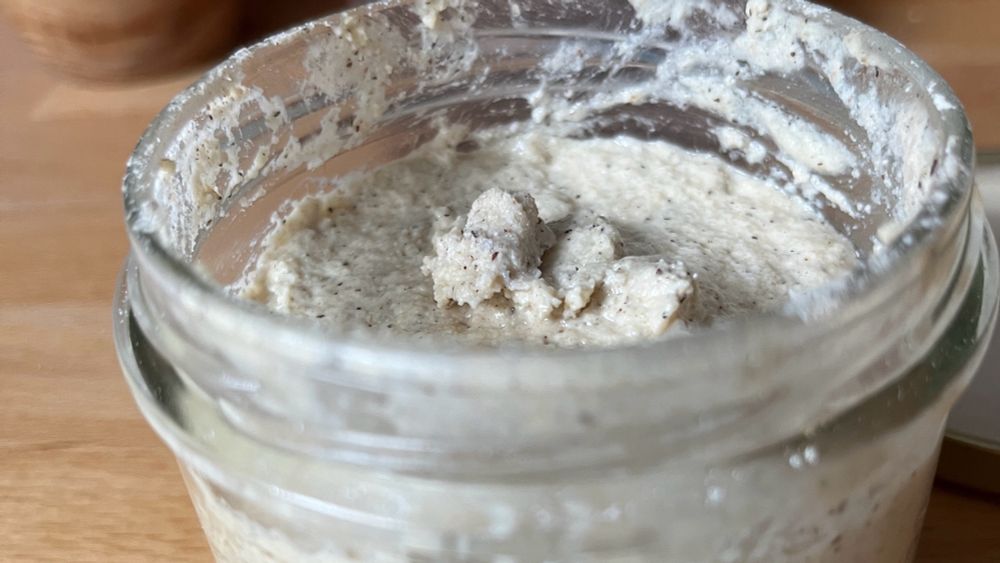 Bild von einem Sauerteig in einem geöffneten Vorratsglas.