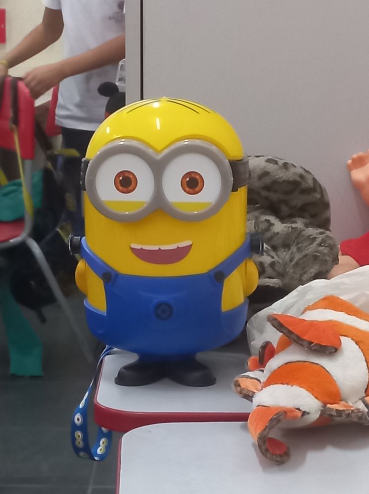 Eis que uma aluna leva um Minion no dia do brinquedo e coloca ele encarando você.

(Só conseguia lembra do video do cara ******* um ursinho)