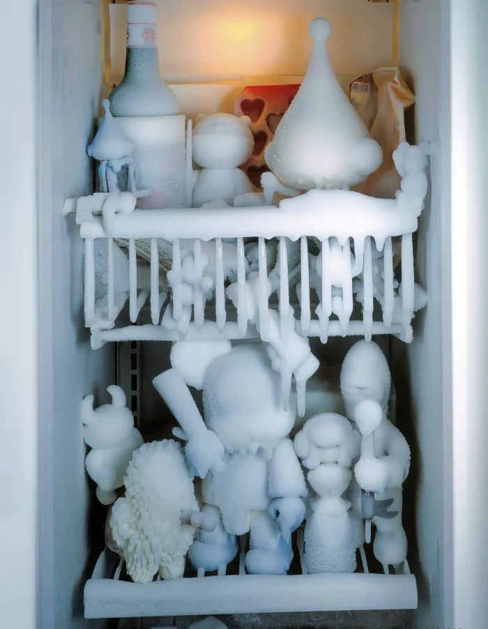 © Daniel & Geo Fuchs, Toygiants, „Fridge II“, 2007, C-Print, Acryl, Alu-Dibond, Satinice Acrylrahmen, 78 × 100 cm / gerahmt 92 × 114 cm
