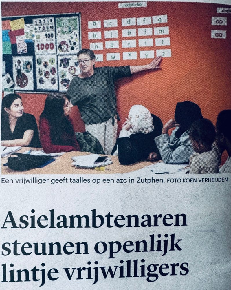 Artikel in dagblad trouw: “Asielambtenaren steunen openlijk lintje vrijwilligers”, de titel.
