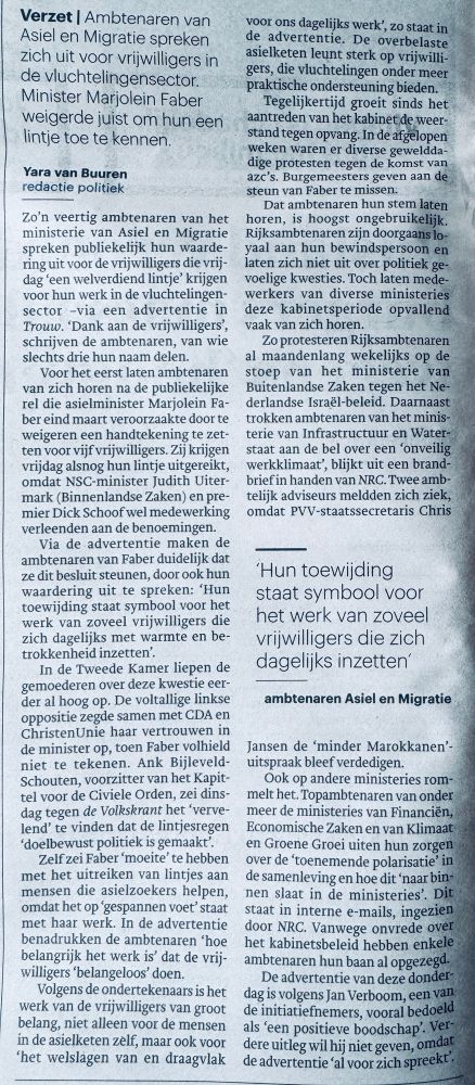 Artikel in dagblad trouw: “Asielambtenaren steunen openlijk lintje vrijwilligers”.