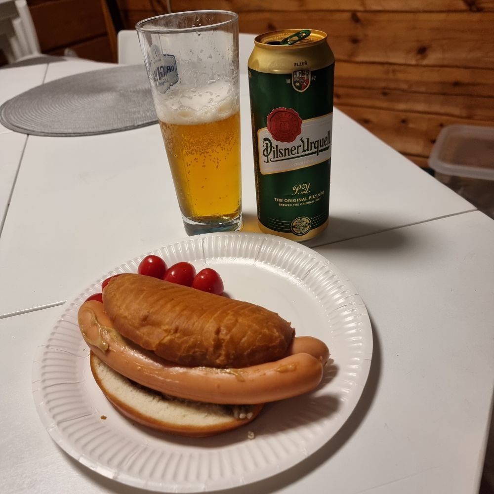 Lihapiirakka, pari yönakkia ja iso olut.