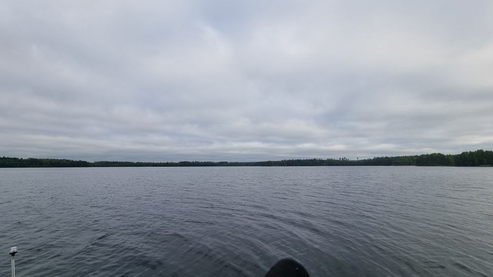 Harmaa järvimaisema