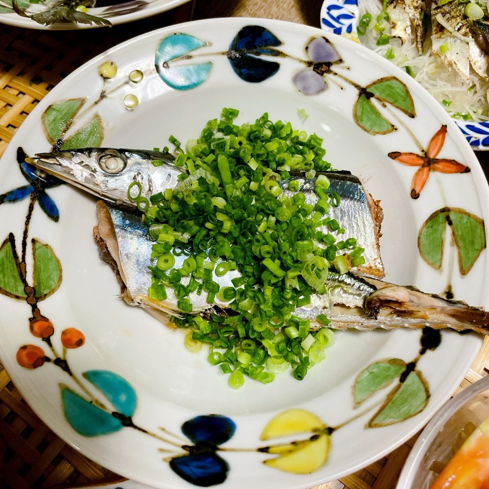 長谷川あかりさんの「さんまのフライパン酒蒸し」
半分に切ったさんまの酒蒸しに、ネギをたくさんかけている