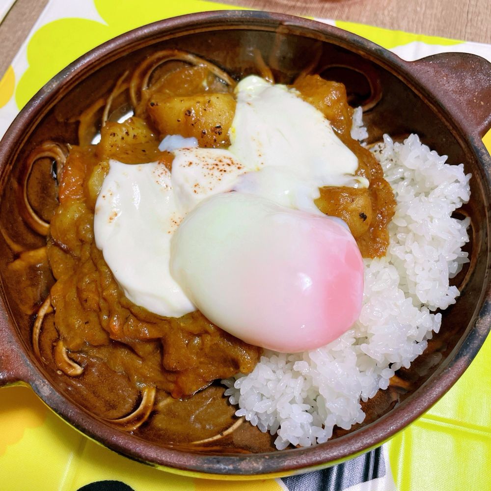 温玉と炙ったモッツァレラチーズを乗せたカレー