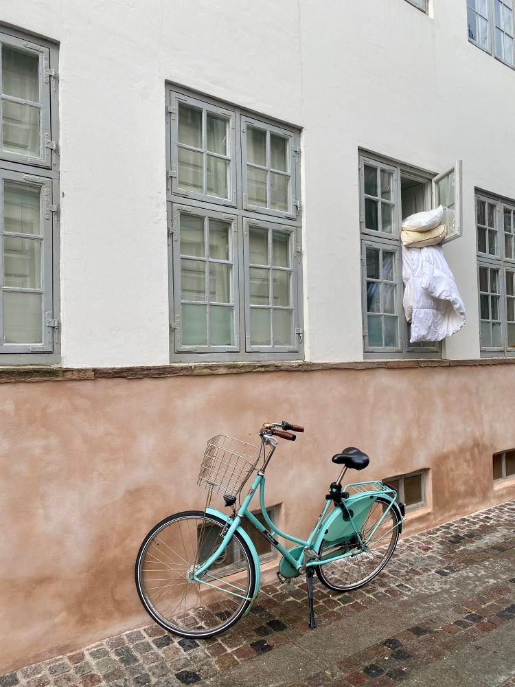 Tyynyjen ja peittojen tuuletus tunkemalla ne ikkunaan.