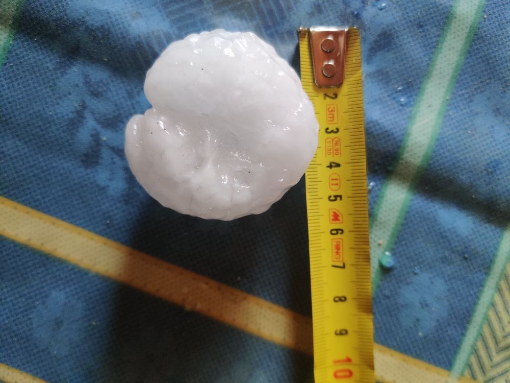 The size of the hail in Madrid compared with a ruler. The ice is vaguely 5-6cm in diameter 