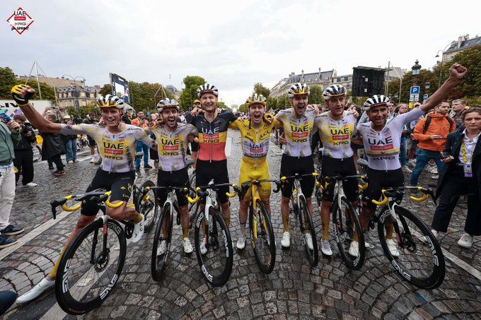 UAE post TdF25 team pic