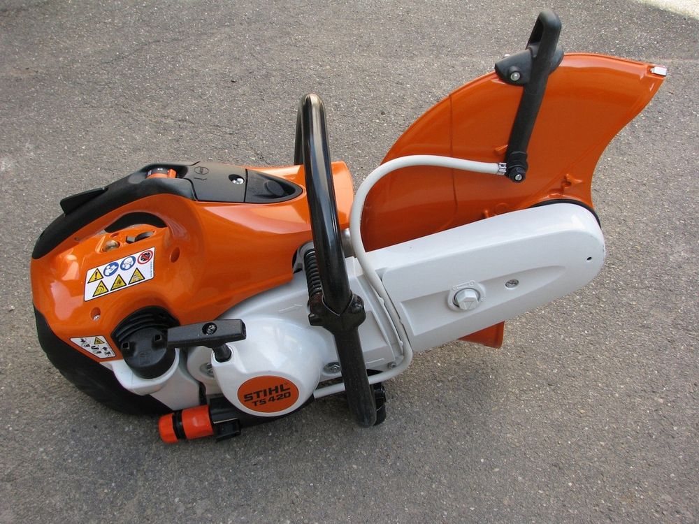 Fotografie eines Benzin-Trennschleifers TS 420 der deutschen Marke Stihl, der dem auf dem unscharfen Foto sehr ähnlich sieht.