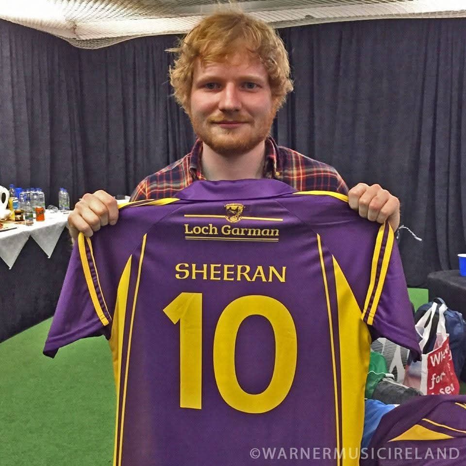 Ed Sheeran holding a Wexford jersey with Sheeran 10 on the back
