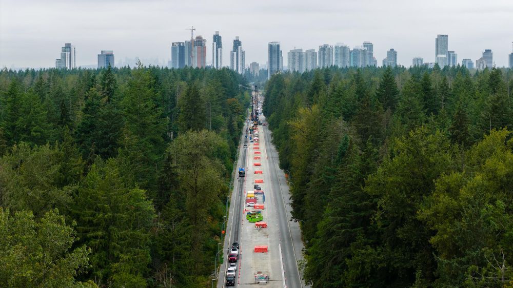 Aerial shot of Fraser Highway between 96 Ave and 148 Street, facing west.Columns are being constructed on top of the completed foundations (pictured in orange).Date taken: 09-18-2025

via https://www.flickr.com/photos/tranbc/54892959209/in/album-72177720298782138/