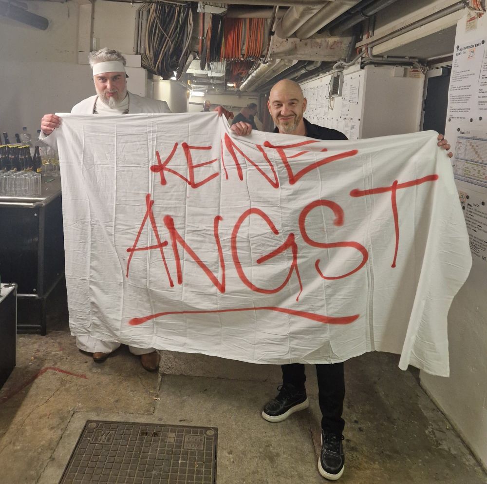 Roman Gregory und Georgij Makazaria mit gespraytem 'Keine Angst'