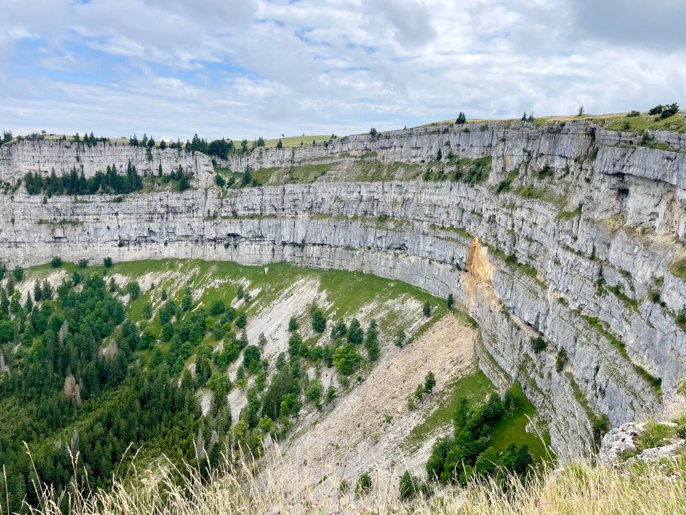 Creux du Van. Steile rotswand met oa. Alpengierzwaluwen 🤩