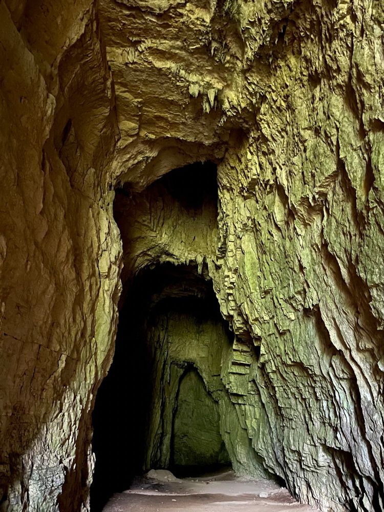 Hoge ruimte aan het begin van de grotte du chateau de la Roche bij Saint-Hippolyte. 