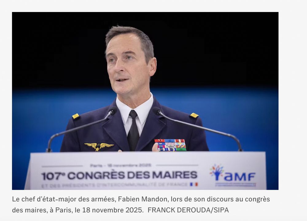 Le Général Mandon, en grand uniforme derrière son pupitre lors de son discours devant les maires de France.
