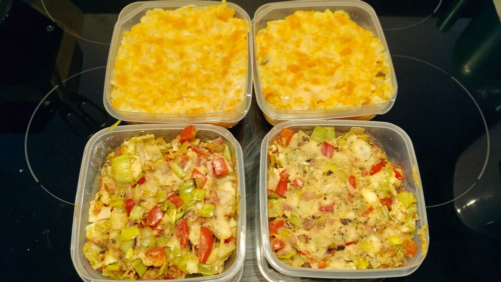 Four containers of stamppot.