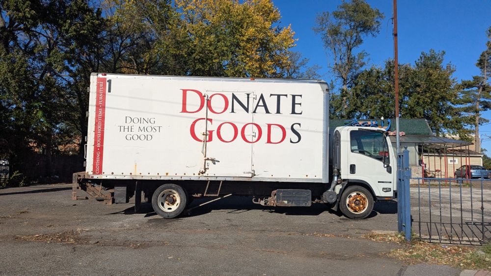 Goodwill truck (probably) that says "Donate Goods" with the "Do" and "Good" in red lettering.