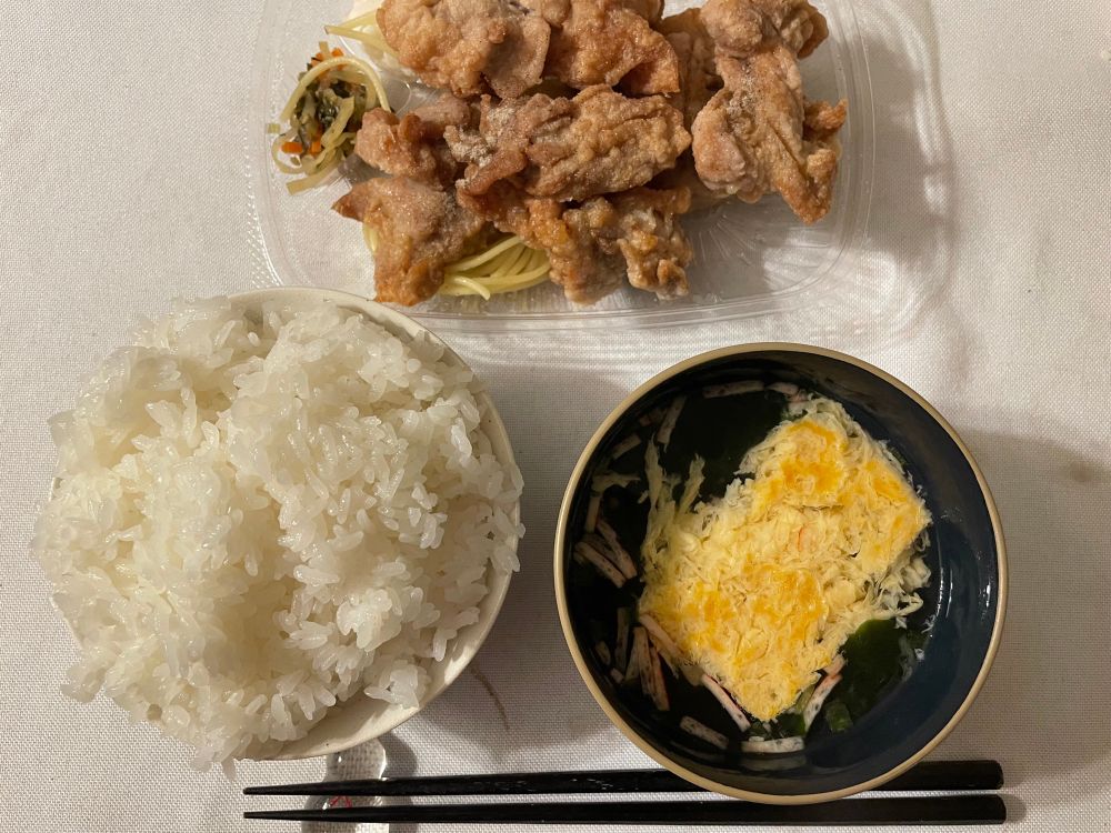 ほっともっとの特からあげ(おかずのみ)と自分で炊いたやまもりごはんとインスタントたまごスープ