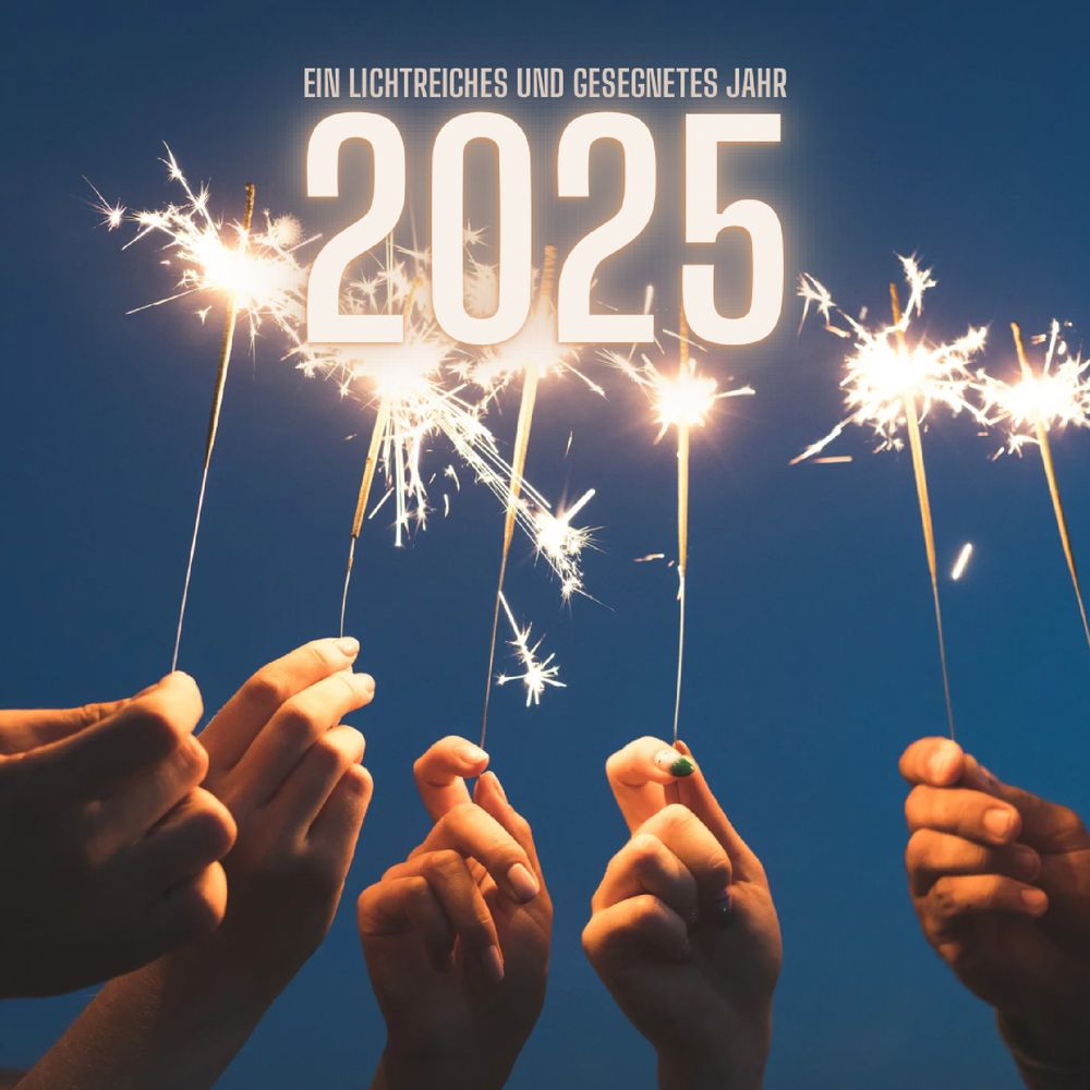 Hände mit Spritzkerzen, mit dem Spruch ein gesegnetes und lichtreiches Jahr 2025