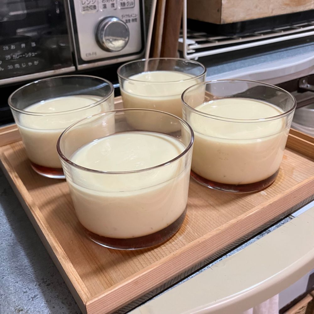大きめのカップに入ったプリン4つ